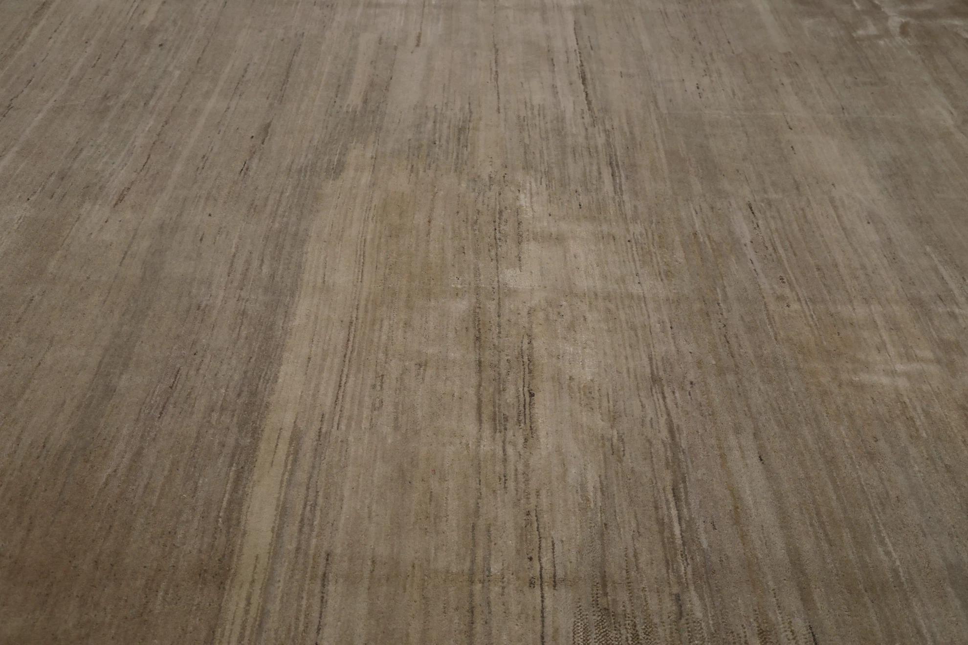 Découvrez l'élégance de l'Inde avec le tapis Over Size de Circa 1990. Conçu avec de la laine et du taupe, ce design exclusif est parfait pour mettre en valeur votre espace.