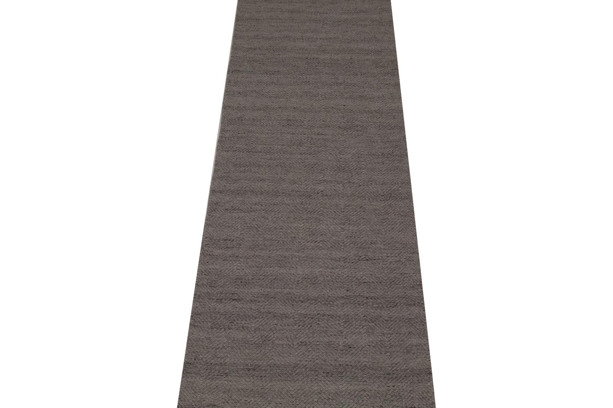 Entdecken Sie die Eleganz von India India mit dem Läufer Circa 1990. Dieses exklusive Design aus Wolle und Taupe ist perfekt, um Ihren Raum zu verschönern.