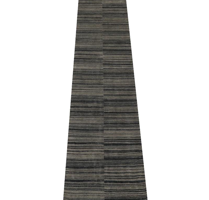 Entdecken Sie die Eleganz von India India mit dem Läufer Circa 1990. Dieses exklusive Design aus Wolle und SchwarzGrauElfenbein eignet sich perfekt, um Ihren Raum aufzuwerten.