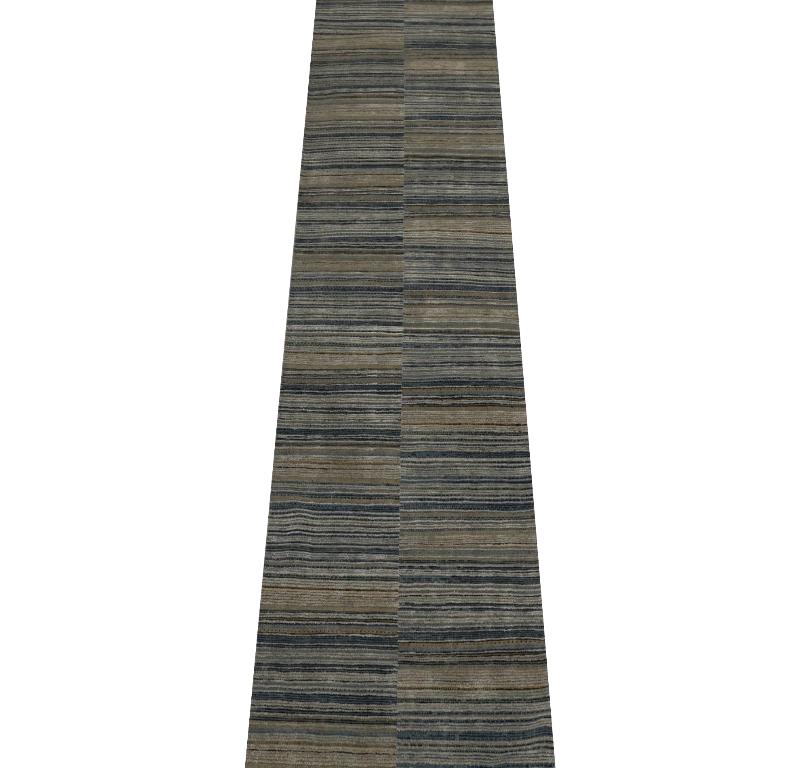 Entdecken Sie die Eleganz von India India mit dem Läufer Circa 1990. Dieses exklusive Design aus Wolle und Blau-Elfenbein-Gelb ist perfekt, um Ihren Raum zu verschönern.