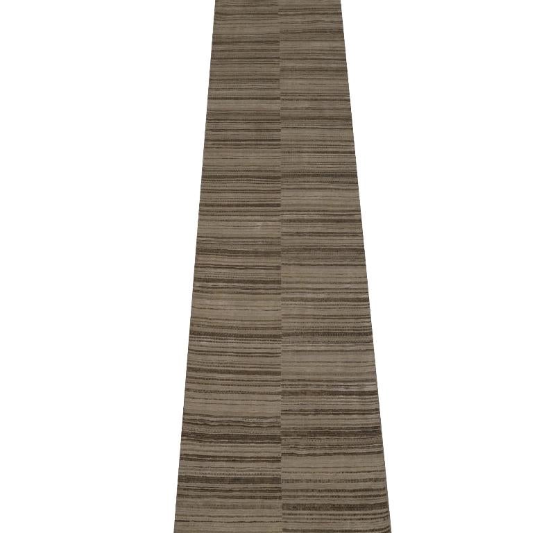 Entdecken Sie die Eleganz von India India mit dem Läufer Circa 1990. Dieses exklusive Design aus Wolle und Braun-Elfenbein-Taupe ist perfekt, um Ihren Raum zu verschönern.