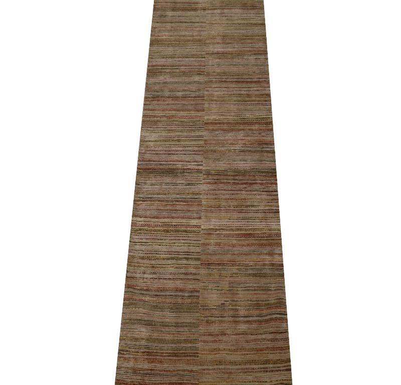 Découvrez l'élégance de l'Inde qui présente un tapis de course de Circa 1990. Conçu avec de la laine et du jaune rose ivoire, ce design exclusif est parfait pour mettre en valeur votre espace.