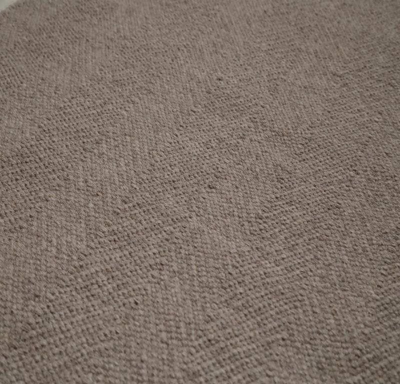 Entdecken Sie die Eleganz von India India mit dem Läufer Circa 1990. Dieses exklusive Design aus Wolle und Taupe ist perfekt, um Ihren Raum zu verschönern.