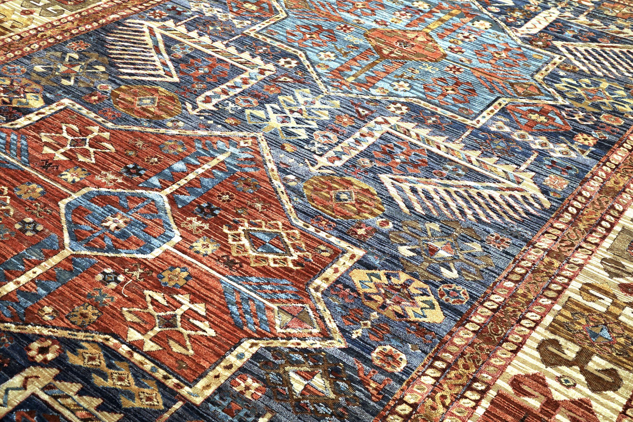 Entdecken Sie die Eleganz von India Kazak mit Teppichen von Circa 1990. Dieses exklusive Design aus Wolle und Blau-Elfenbein-Rot ist perfekt, um Ihren Raum zu verschönern.