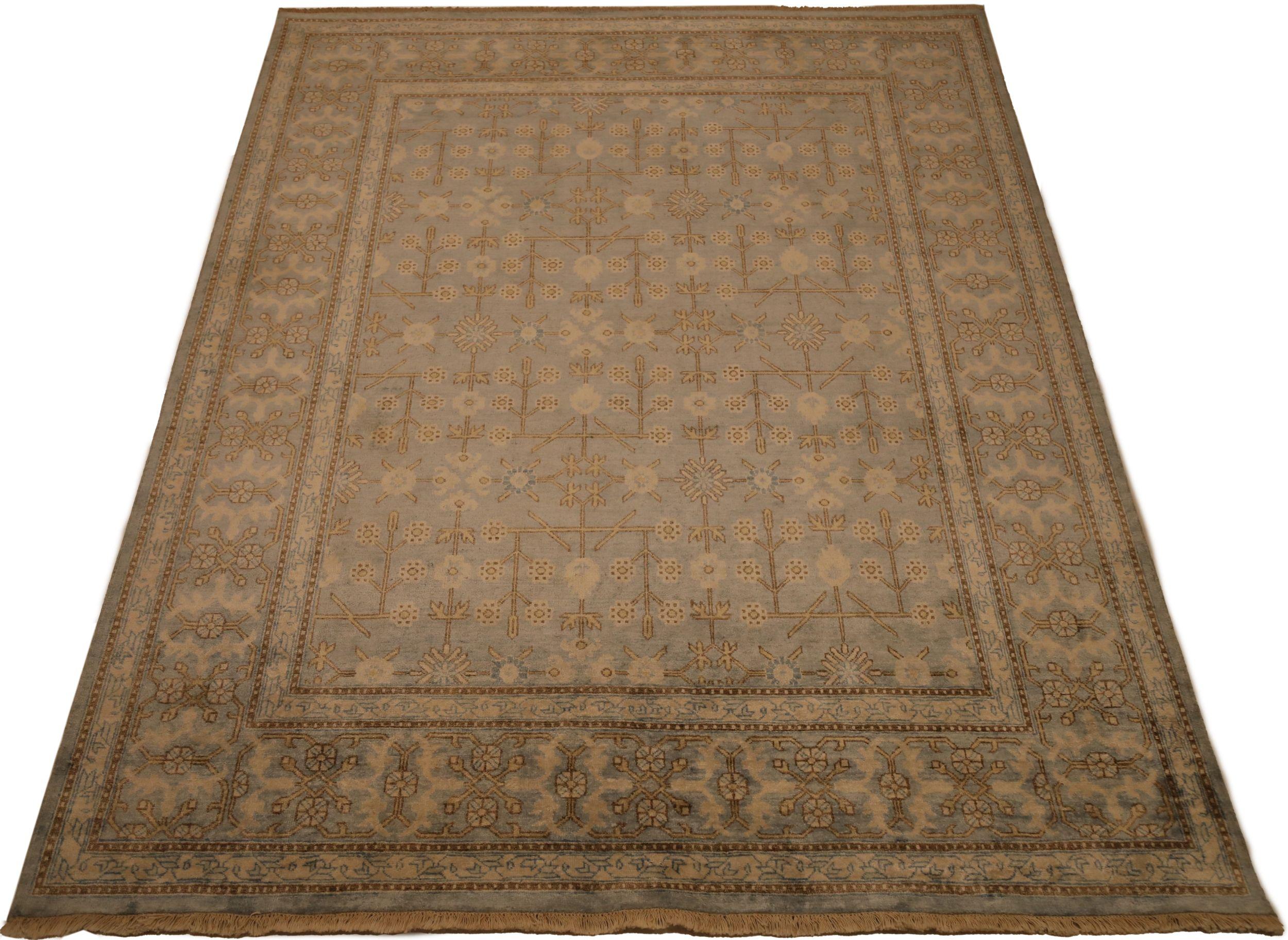 Descubre la elegancia de India Khotan con las alfombras de área de Circa 1990. Diseñado con lana y seda y azul marfil, este diseño exclusivo es perfecto para realzar tu espacio.