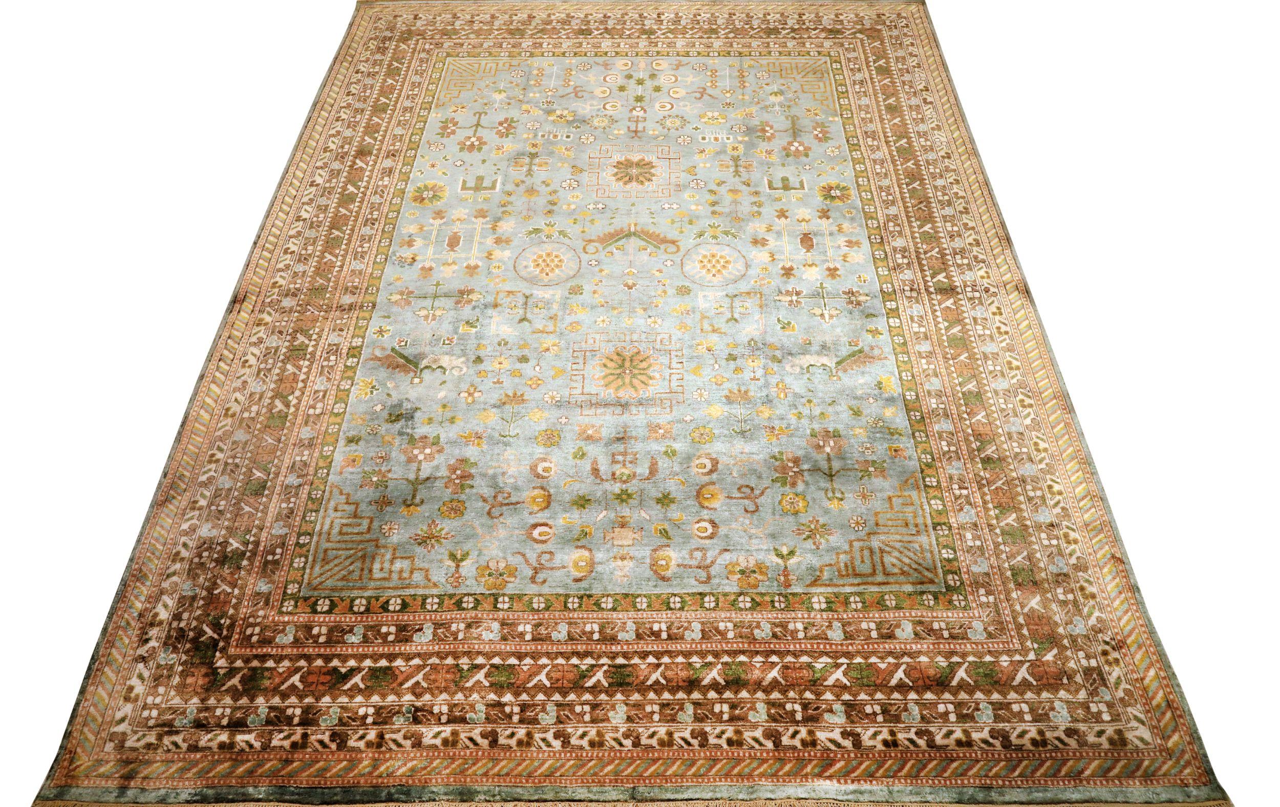 Entdecken Sie die Eleganz der indischen Khotan-Teppiche aus der Zeit um 1990. Dieses exklusive Design aus Wolle und Blau ist perfekt, um Ihren Raum zu verschönern.