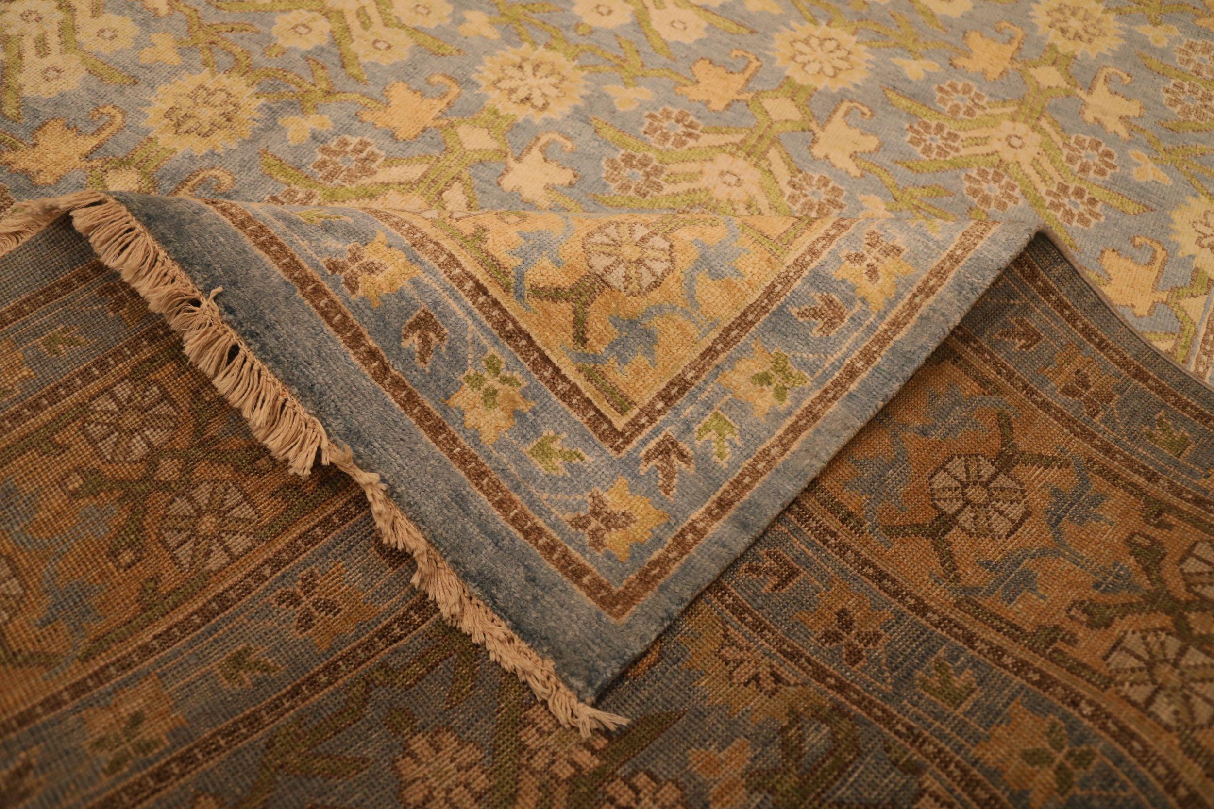 Descubre la elegancia de India Khotan con las alfombras de área de Circa 1990. Diseñado con lana y azul-verde-marfil, este diseño exclusivo es perfecto para realzar tu espacio.