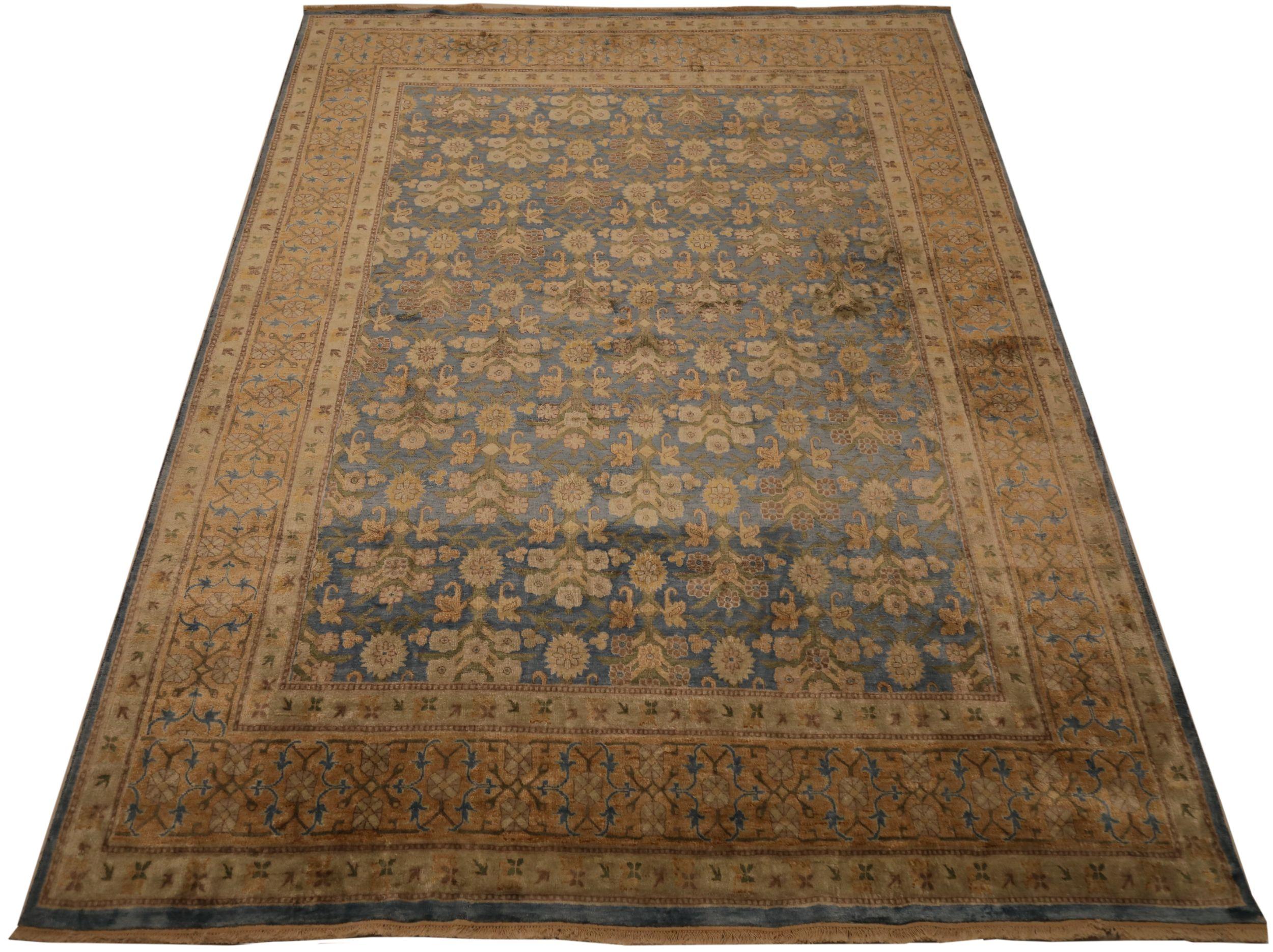 Entdecken Sie die Eleganz der indischen Khotan-Teppiche aus der Zeit um 1990. Dieses exklusive Design aus Wolle und BlauGrünElfenbeinGelb ist perfekt, um Ihren Raum zu verschönern.