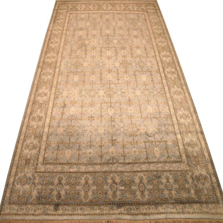 Découvrez l'élégance des tapis de l'Inde Khotan, datant de 1990. Conçu avec de la laine et du Design/One, ce design exclusif est parfait pour mettre en valeur votre espace.