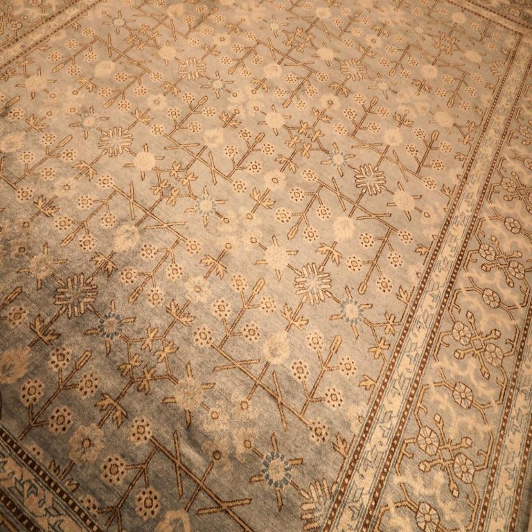 Indien Tapis Khotan en laine bleu ivoire - 94117 en vente