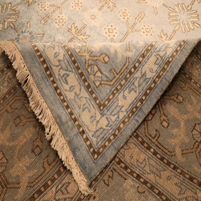 Noué à la main Tapis Khotan en laine bleu ivoire - 94117 en vente