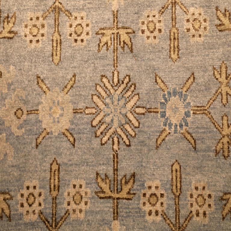 Tapis Khotan en laine bleu ivoire - 94117 Excellent état - En vente à Dallas, TX