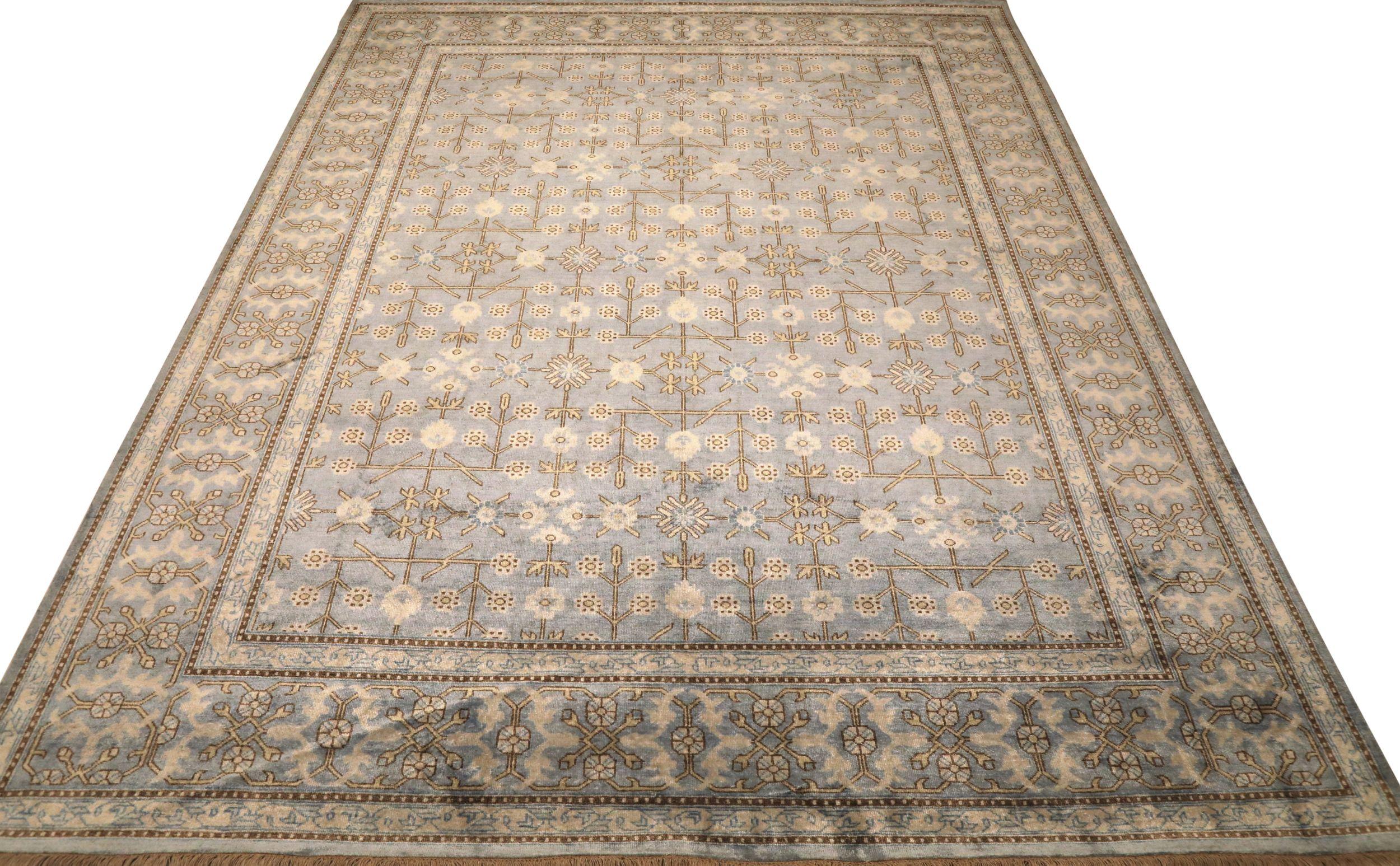 Descubre la elegancia de India Khotan con las alfombras de área de Circa 1990. Diseñado con lana y azul marfil, este diseño exclusivo es perfecto para realzar tu espacio.