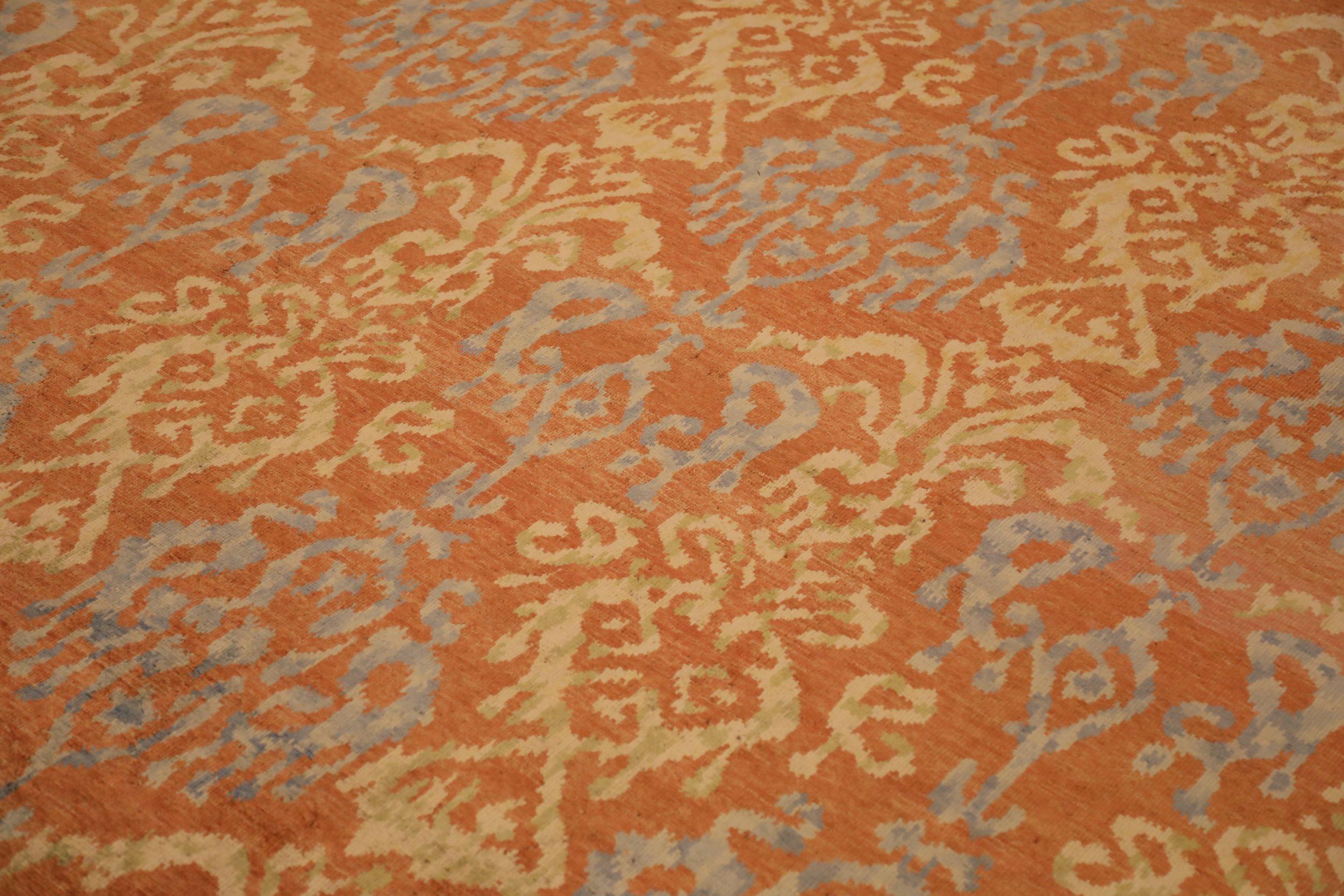 Entdecken Sie die Eleganz der indischen Khotan-Teppiche aus der Zeit um 1990. Dieses exklusive Design aus Wolle und Blau-Elfenbein-Orange ist perfekt, um Ihren Raum zu verschönern.