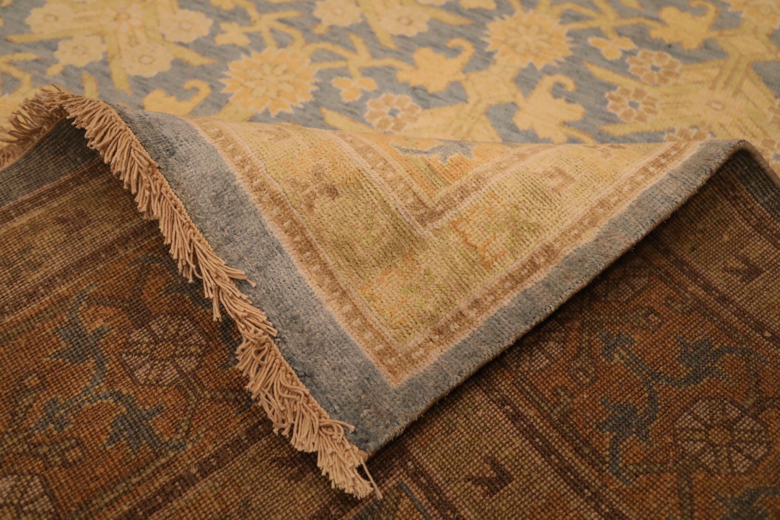 Noué à la main Tapis Khotan en laine bleu, orange et jaune, 93828 en vente
