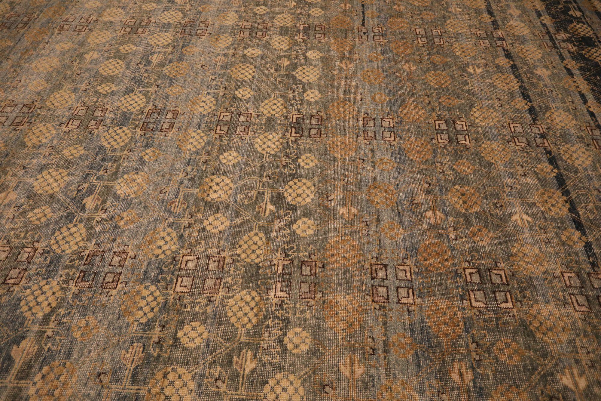 Entdecken Sie die Eleganz der indischen Khotan-Teppiche aus der Zeit um 1990. Dieses exklusive Design aus Wolle und Braun-Elfenbein ist perfekt, um Ihren Raum zu verschönern.