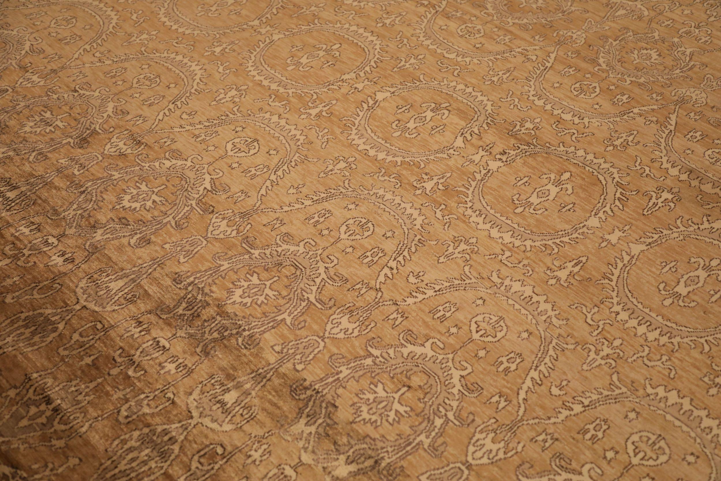 Scopri l'eleganza dell'India Khotan con i suoi tappeti CIRCA del 1990. Progettato in lana e marrone-avorio, questo design esclusivo è perfetto per valorizzare il tuo spazio.
