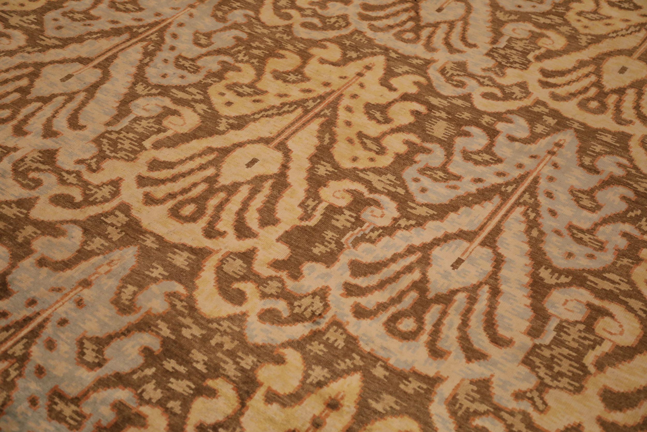Entdecken Sie die Eleganz der indischen Khotan-Teppiche aus der Zeit um 1990. Dieses exklusive Design aus Wolle und Braun-Elfenbein ist perfekt, um Ihren Raum zu verschönern.