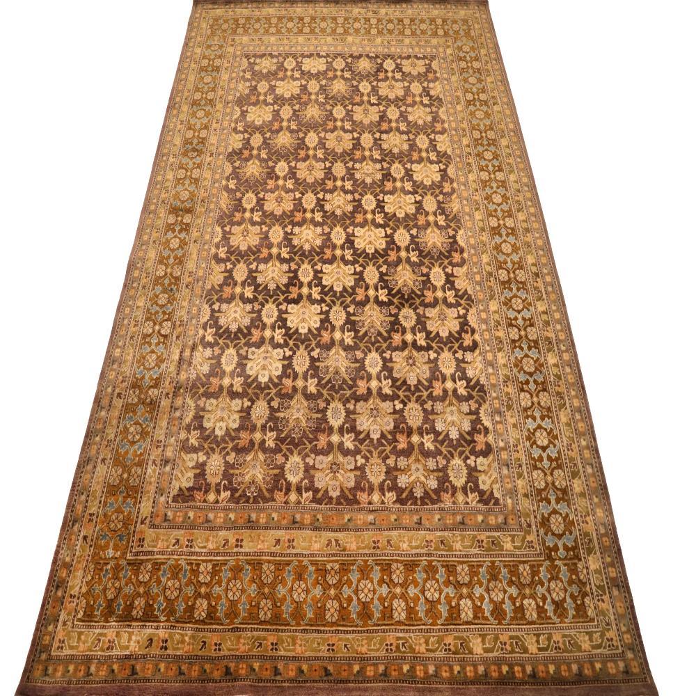 Entdecken Sie die Eleganz der indischen Khotan-Teppiche aus der Zeit um 1990. Dieses exklusive Design aus Wolle und Braun-Elfenbein ist perfekt, um Ihren Raum zu verschönern.