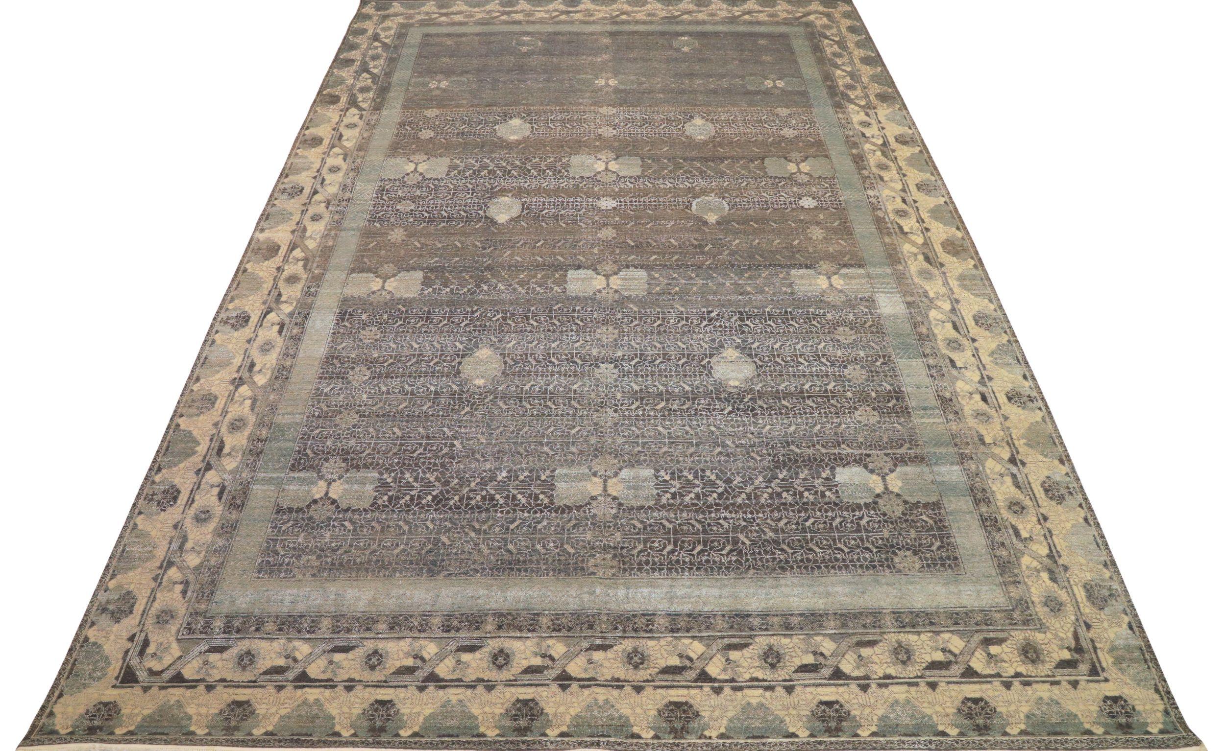 Entdecken Sie die Eleganz der indischen Khotan-Teppiche aus der Zeit um 1990. Dieses exklusive Design aus Wolle und Braun-Elfenbein ist perfekt, um Ihren Raum zu verschönern.