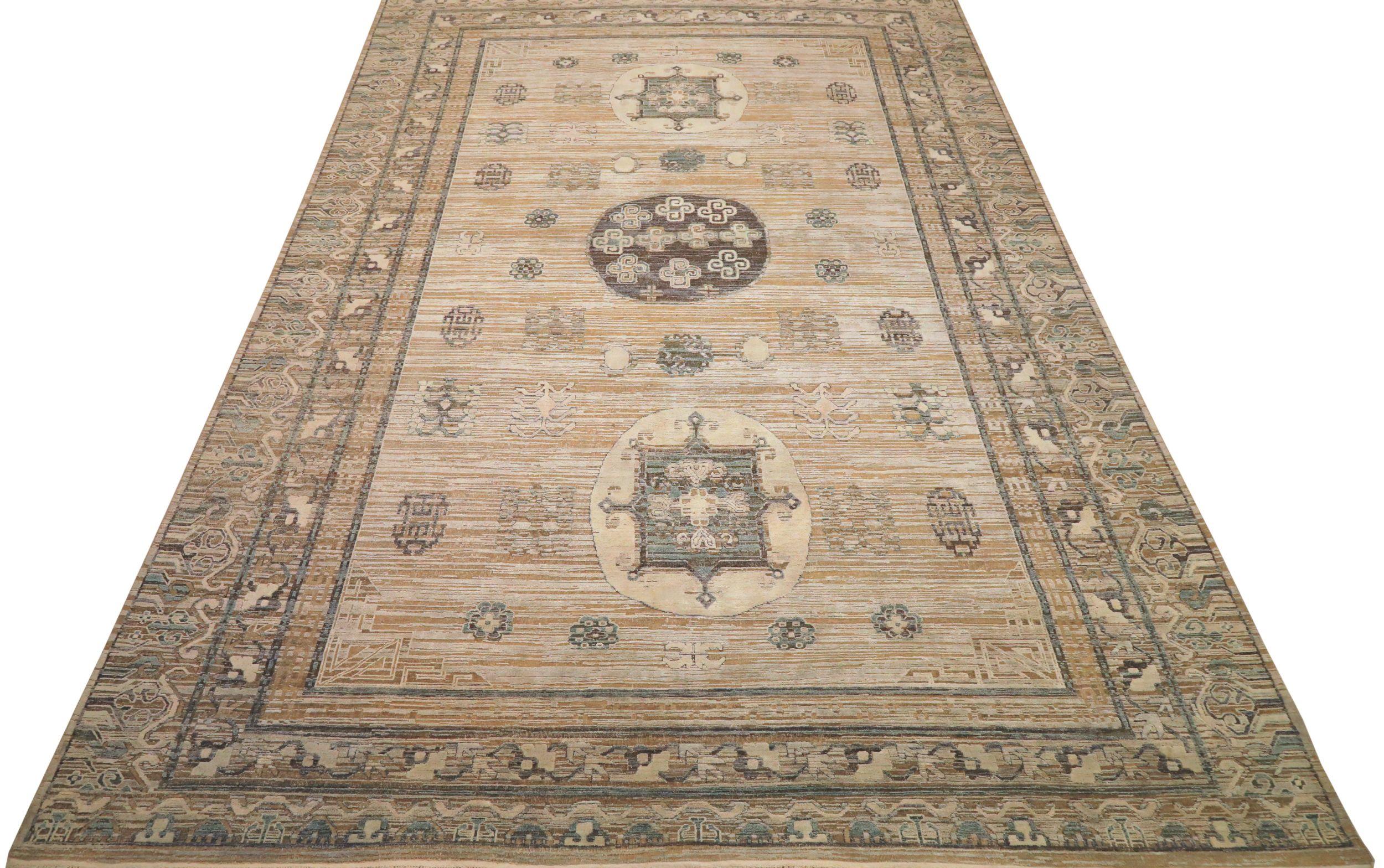 Entdecken Sie die Eleganz der indischen Khotan-Teppiche aus der Zeit um 1990. Dieses exklusive Design aus Wolle und Braun-Elfenbein ist perfekt, um Ihren Raum zu verschönern.