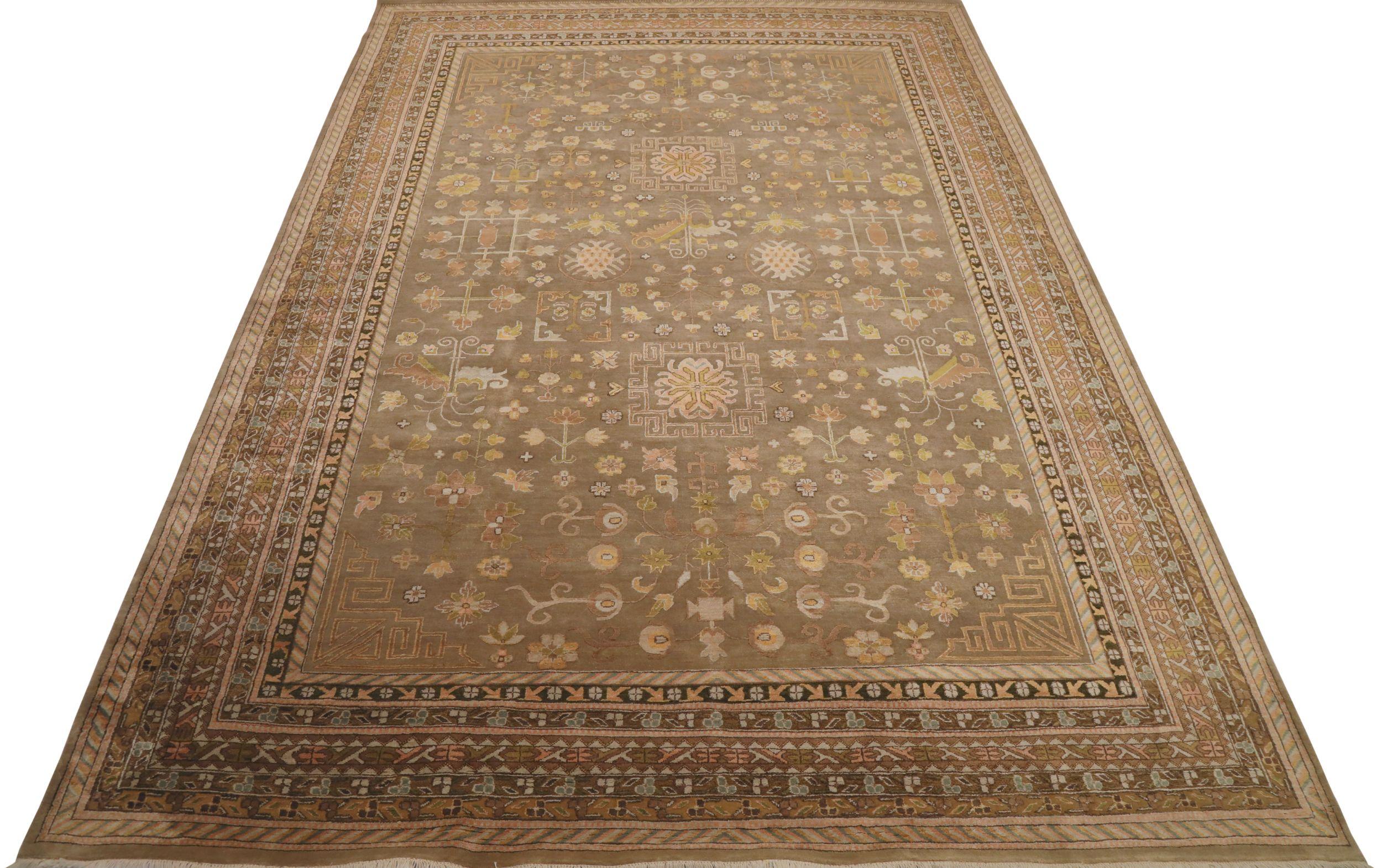 Entdecken Sie die Eleganz der indischen Khotan-Teppiche aus der Zeit um 1990. Dieses exklusive Design aus Wolle und Braun-Elfenbein ist perfekt, um Ihren Raum zu verschönern.