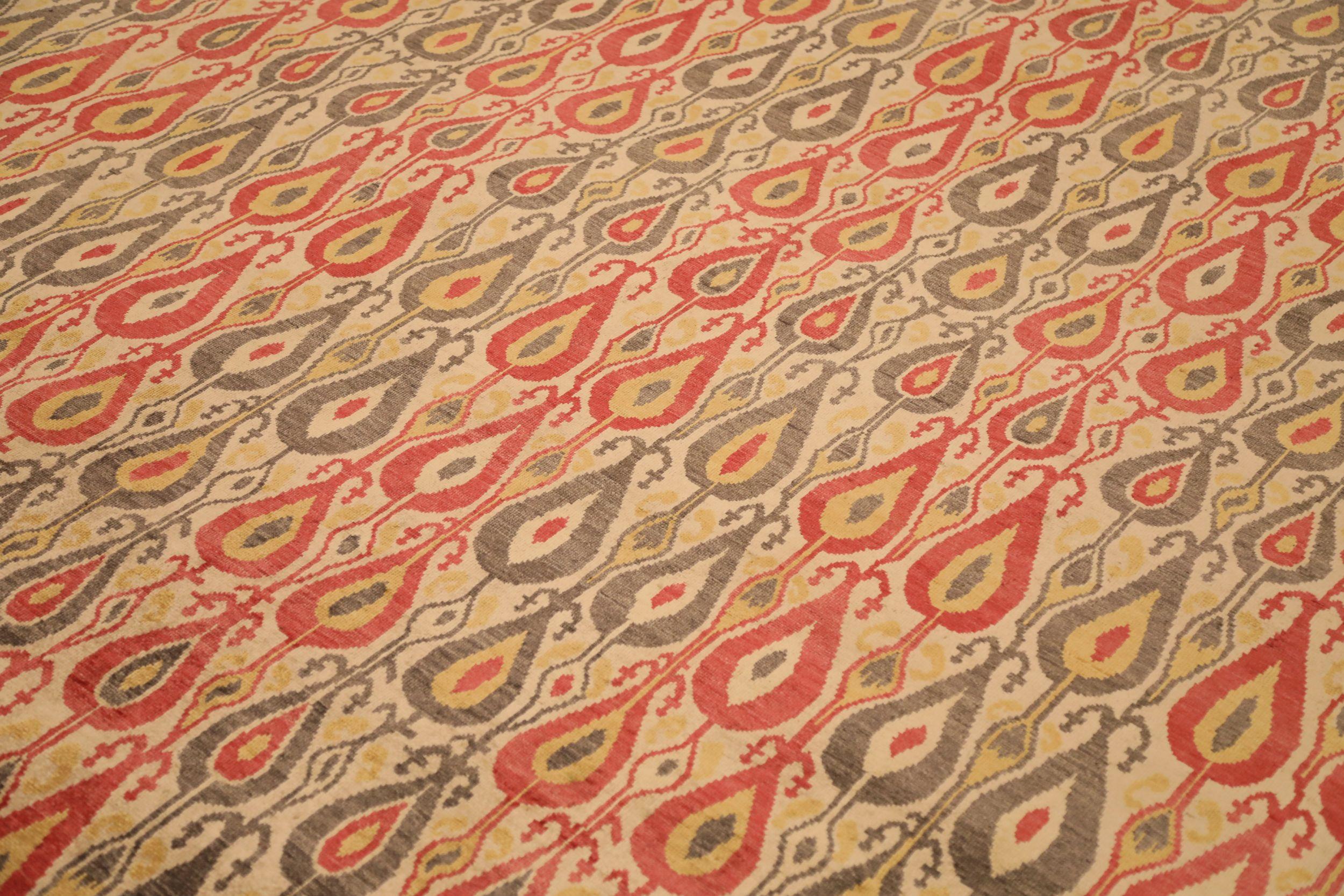 Entdecken Sie die Eleganz der indischen Khotan-Teppiche aus der Zeit um 1990. Dieses exklusive Design aus Wolle und Braun-Elfenbein-Rot-Gelb ist perfekt, um Ihren Raum zu verschönern.