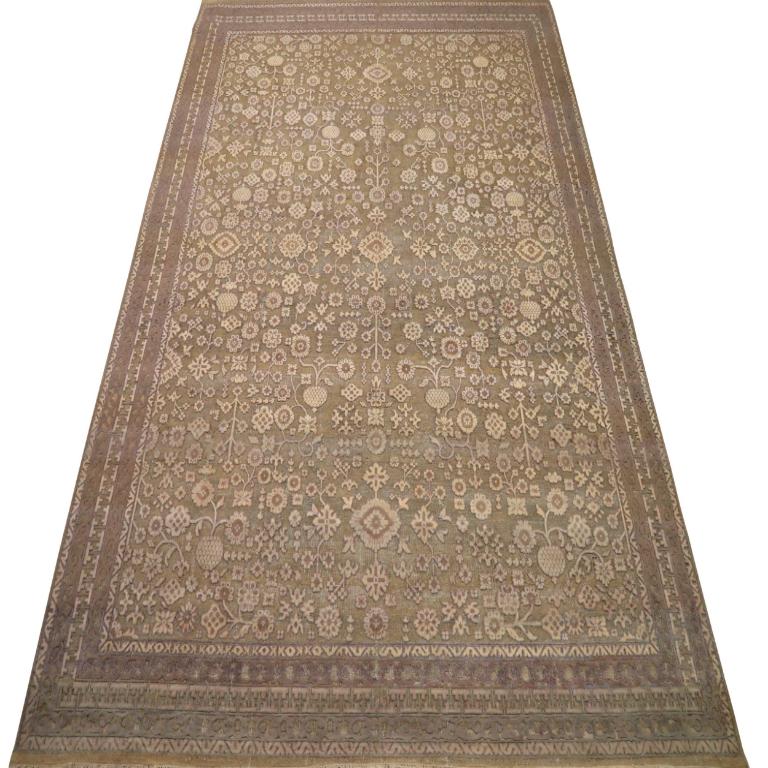 Entdecken Sie die Eleganz der indischen Khotan-Teppiche aus der Zeit um 1990. Dieses exklusive Design aus Wolle und Braun-Elfenbein-Gelb ist perfekt, um Ihren Raum zu verschönern.