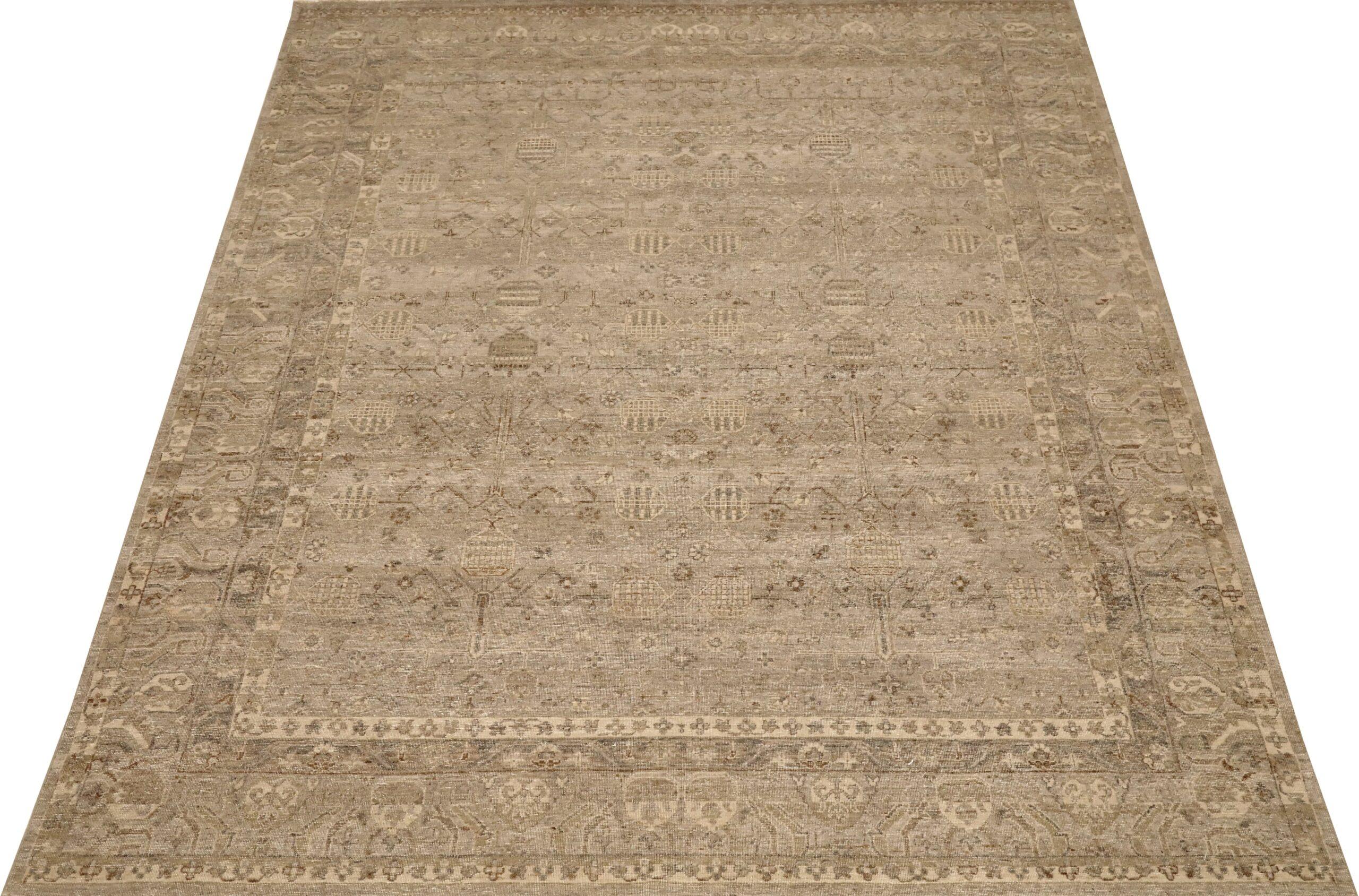 Entdecken Sie die Eleganz der indischen Khotan-Teppiche aus der Zeit um 1990. Dieses exklusive Design aus Wolle und BrownTaupe ist perfekt, um Ihren Raum zu verschönern.