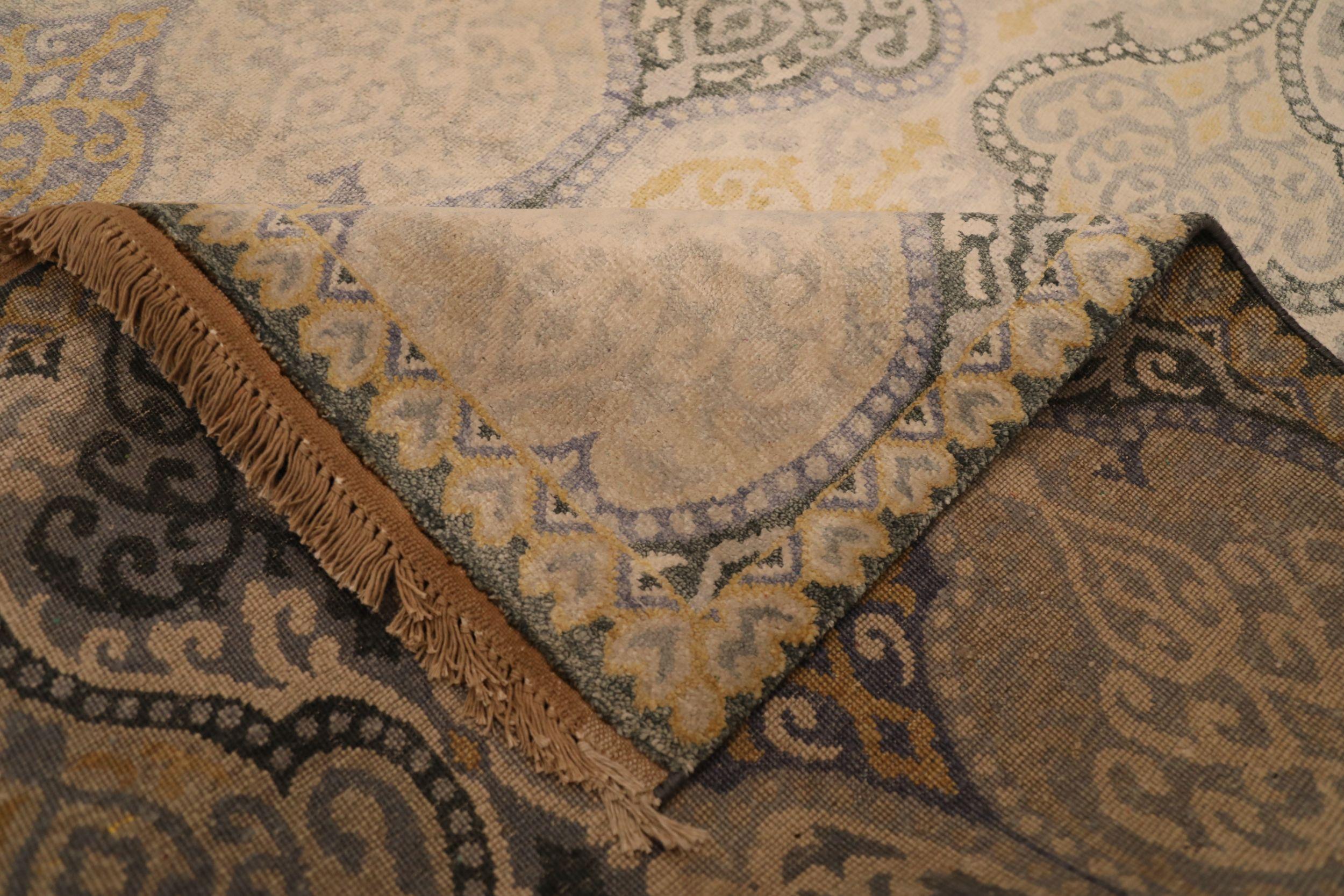 Entdecken Sie die Eleganz der indischen Khotan-Teppiche aus der Zeit um 1990. Dieses exklusive Design aus Wolle und Grau-Elfenbein-Gelb ist perfekt, um Ihren Raum zu verschönern.
