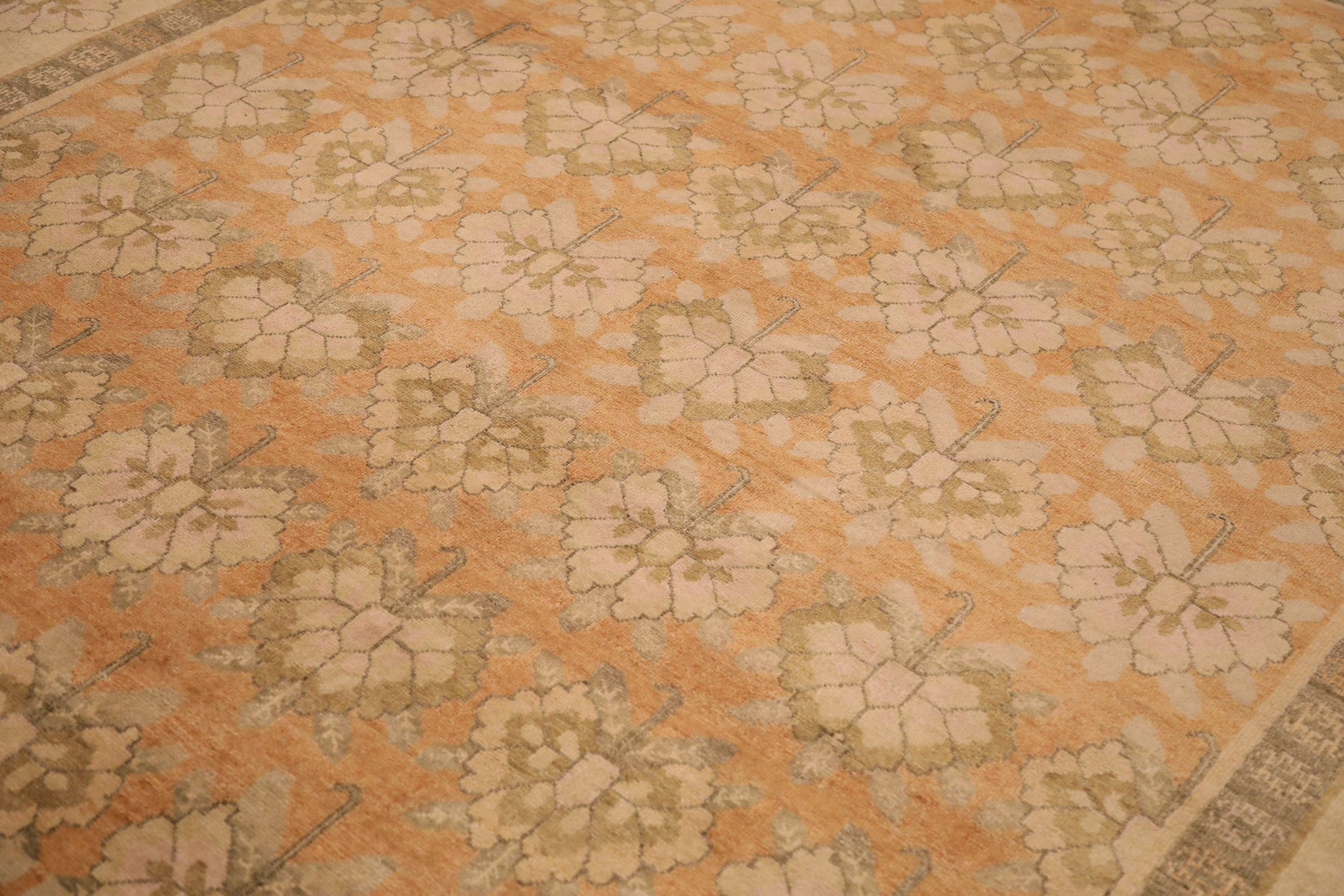Découvrez l'élégance des tapis de l'Inde Khotan, datant de 1990. Conçu avec de la laine et du jaune IvoryOrange, ce design exclusif est parfait pour mettre en valeur votre espace.