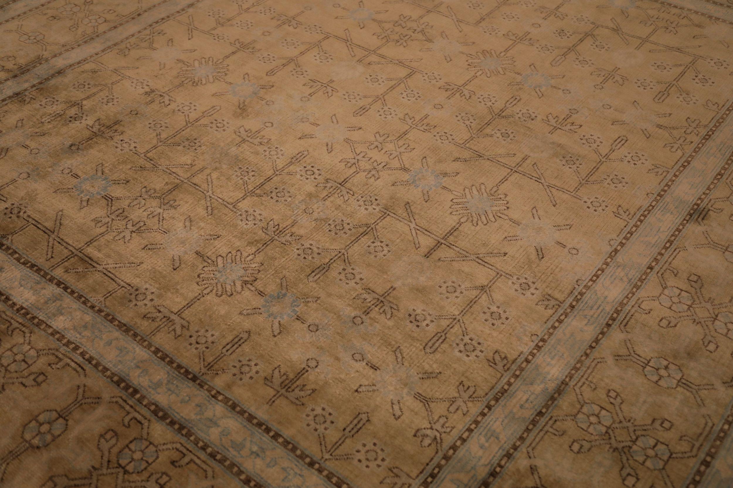 Découvrez l'élégance des tapis de l'Inde Khotan, datant de 1990. Conçu avec de la laine et du Design/One, ce design exclusif est parfait pour mettre en valeur votre espace.