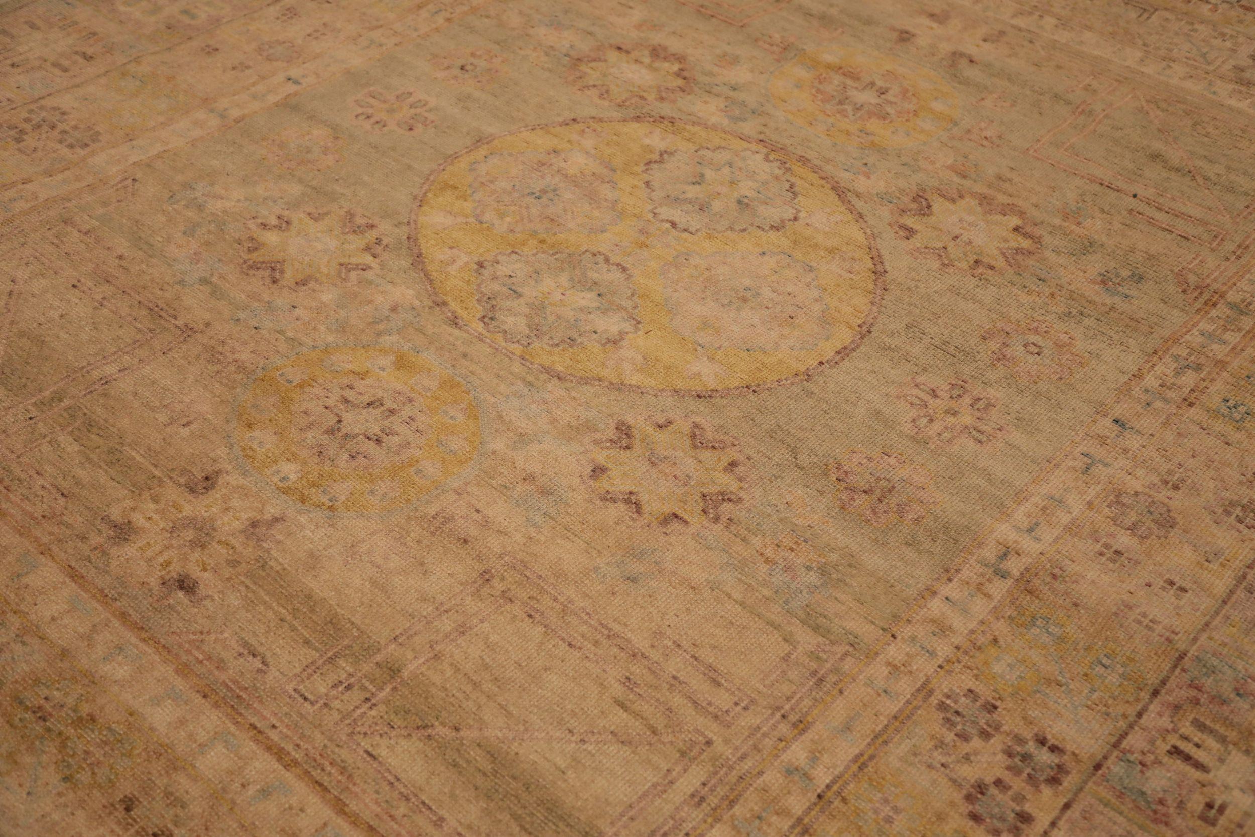 Découvrez l'élégance des tapis de l'Inde Khotan, datant de 1990. Conçu avec de la laine et du Design/One, ce design exclusif est parfait pour mettre en valeur votre espace.