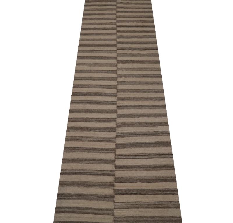 Entdecken Sie die Eleganz der indischen Kilims mit Teppichen von Circa 1990. Dieses exklusive Design aus Wolle und Braun-Elfenbein ist perfekt, um Ihren Raum zu verschönern.