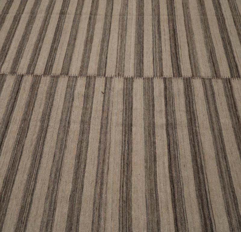 Indien Kilim Area Rugs CIRCA 1990 - Wolle Braun Elfenbein Design - 99532 (Stammeskunst) im Angebot