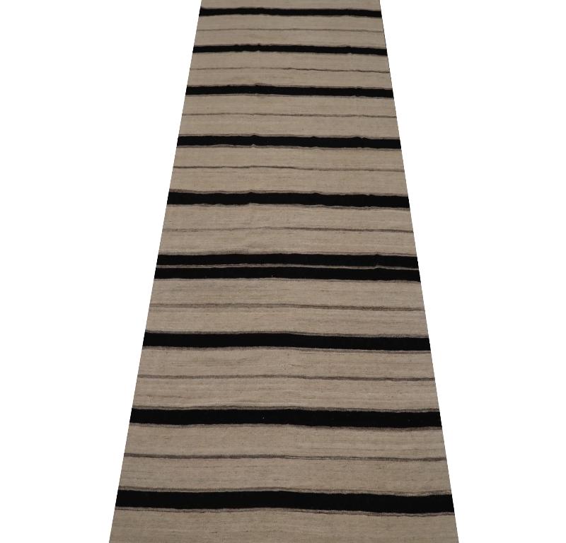Scopri l'eleganza dei Rug & Kilim dell'India con i tappeti CIRCA del 1990. Progettato in lana e marrone-avorio, questo design esclusivo è perfetto per valorizzare il tuo spazio.
