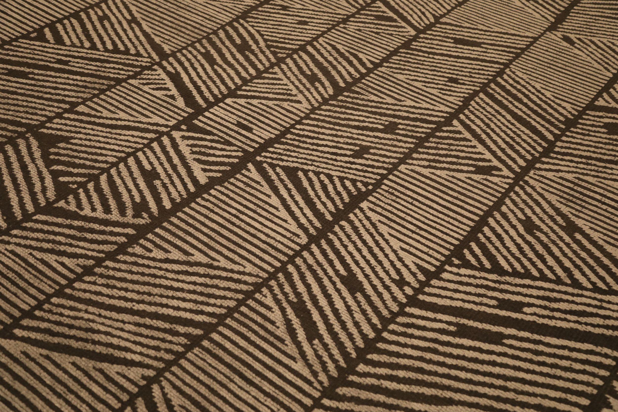 Découvrez l'élégance du Rug & Kilim de l'Inde, qui comprend des tapis de zone de Circa 1990. Conçu avec de la laine et du Design/One, ce design exclusif est parfait pour mettre en valeur votre espace.