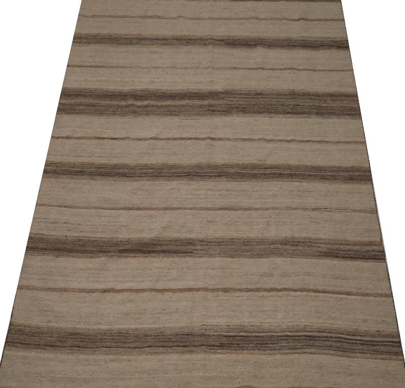 Scopri l'eleganza del Rug & Kilim dell'India, caratterizzato da un piccolo tappeto del 1990. Progettato in lana e marrone-avorio, questo design esclusivo è perfetto per valorizzare il tuo spazio.
