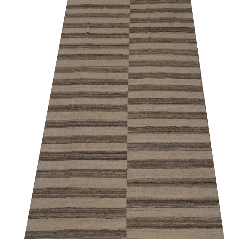 Entdecken Sie die Eleganz des indischen Kilim mit dem kleinen Teppich von CIRCA 1990. Dieses exklusive Design aus Wolle und Braun-Elfenbein ist perfekt, um Ihren Raum zu verschönern.