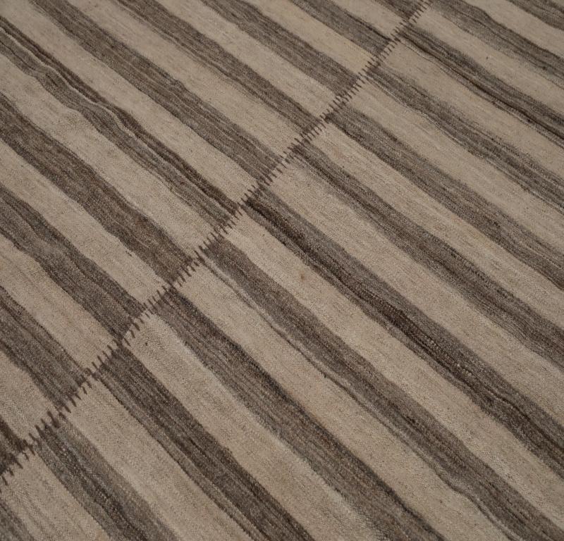 Indien Kilim Small Rug CIRCA 1990 - Wolle Braun Elfenbein Design - 99539 (Indisch) im Angebot