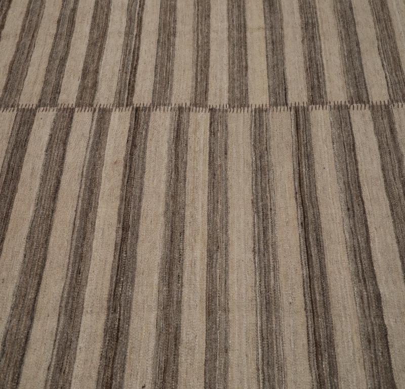 Indien Kilim Small Rug CIRCA 1990 - Wolle Braun Elfenbein Design - 99539 (Handgewebt) im Angebot