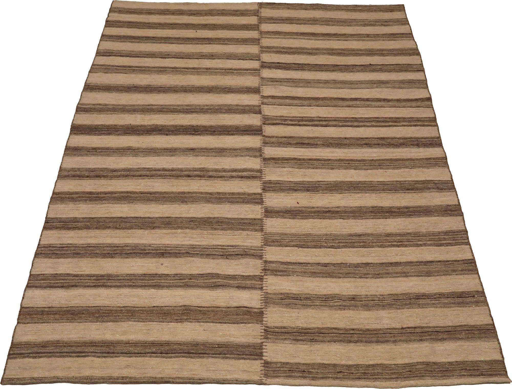 Scopri l'eleganza del Rug & Kilim dell'India, caratterizzato da un piccolo tappeto del 1990. Progettato in lana e marrone-avorio, questo design esclusivo è perfetto per valorizzare il tuo spazio.