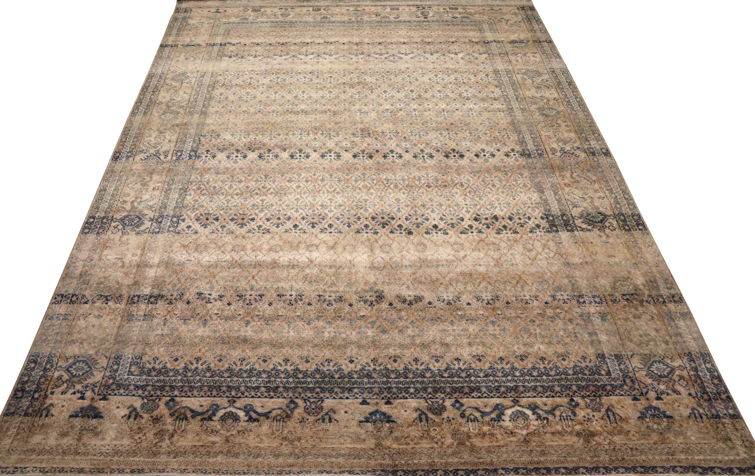 Descubre la elegancia de India Malayer con las alfombras de área de Circa 1990. Diseñado con lana y marrón-marfil, este diseño exclusivo es perfecto para realzar tu espacio.