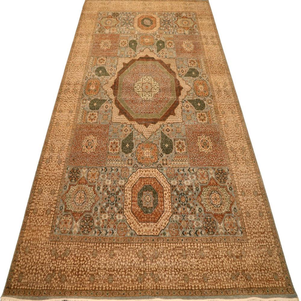 Scopri l'eleganza dell'India Mamluke con i tappeti CIRCA del 1990. Progettato con lana e blu-avorio-rosso, questo design esclusivo è perfetto per valorizzare il tuo spazio.