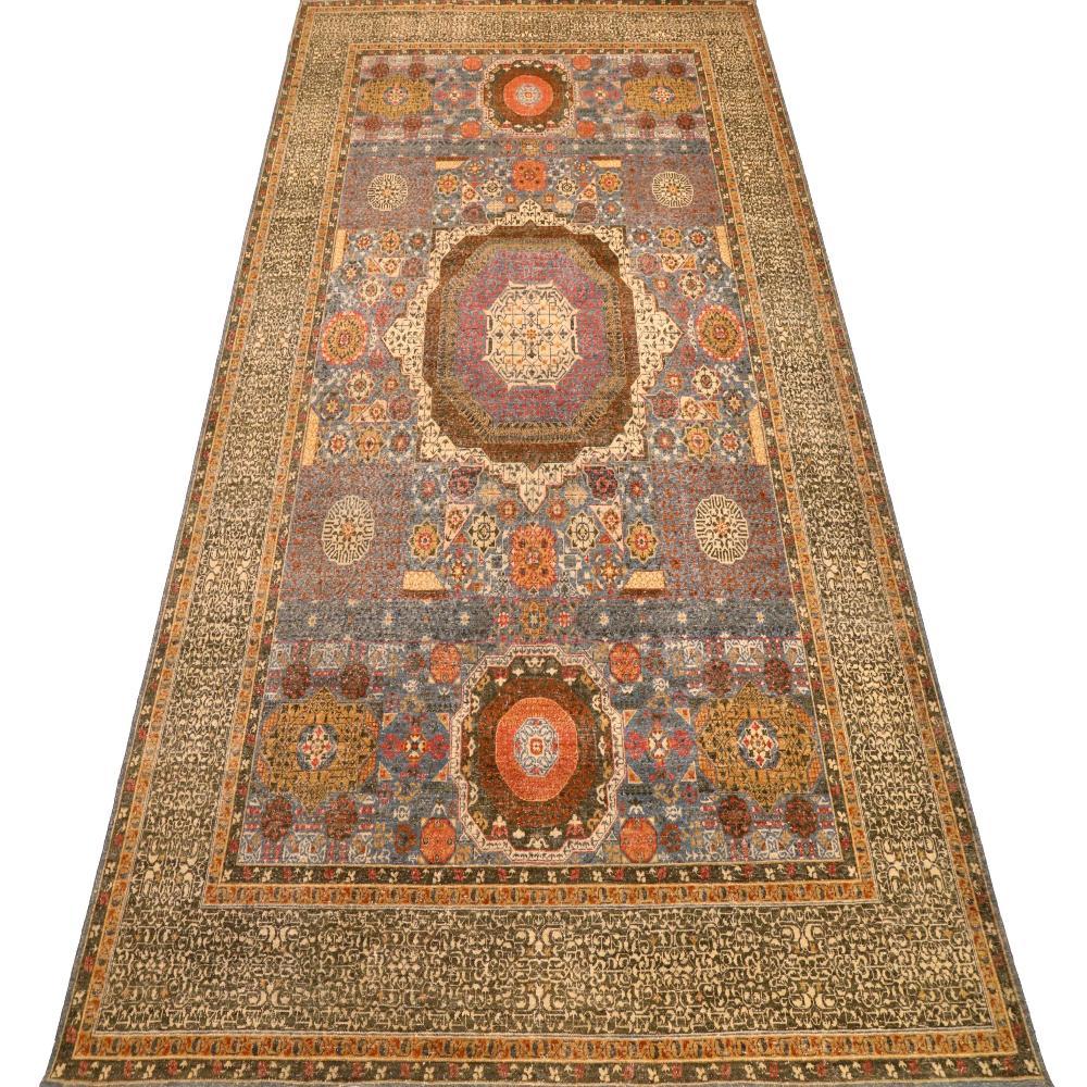 Découvrez l'élégance de l'Inde Mamluke avec les tapis de zone de Circa 1990. Conçu avec de la laine et du bleuIvoireRougeJaune, ce design exclusif est parfait pour mettre en valeur votre espace.