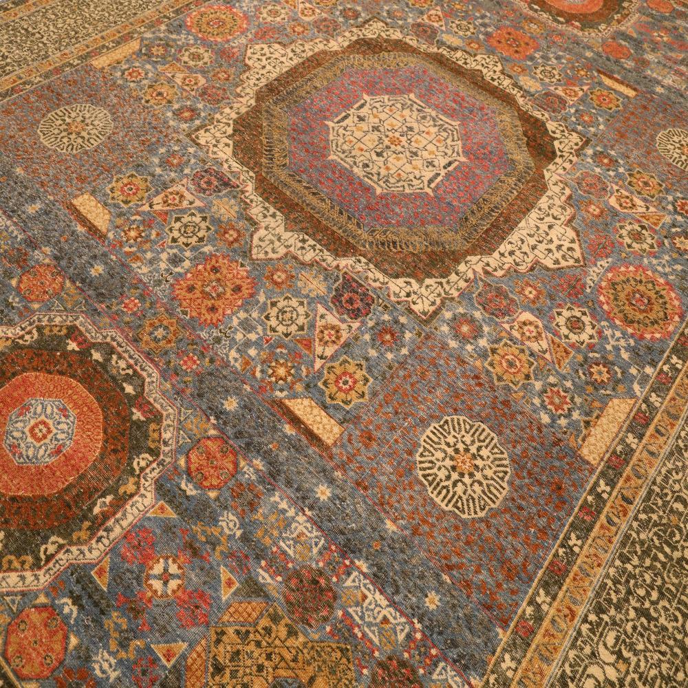 Moderne Tapis Mamluk indiens en laine bleu ivoire rouge jaune motif - 94089 en vente