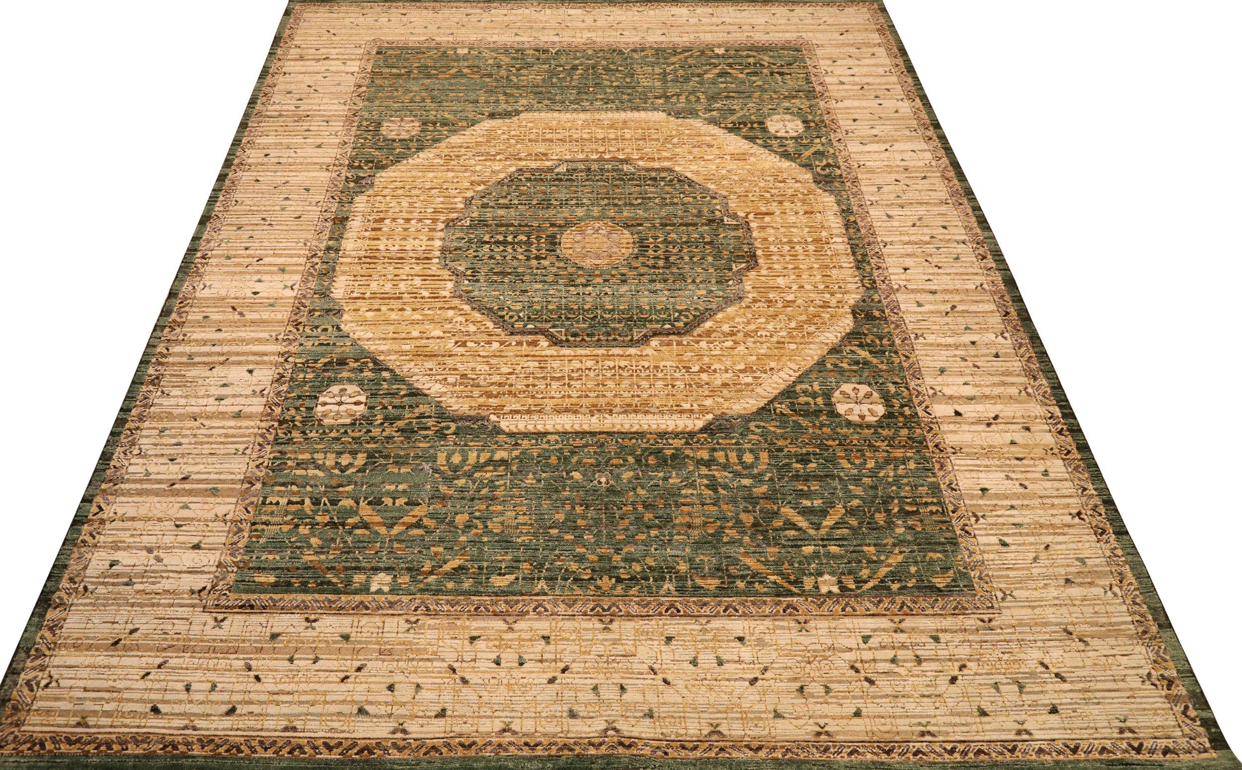 Découvrez l'élégance de l'Inde Mamluke avec les tapis de zone de Circa 1990. Conçu avec de la laine et du vert-jaune-ivoire, ce design exclusif est parfait pour mettre en valeur votre espace.