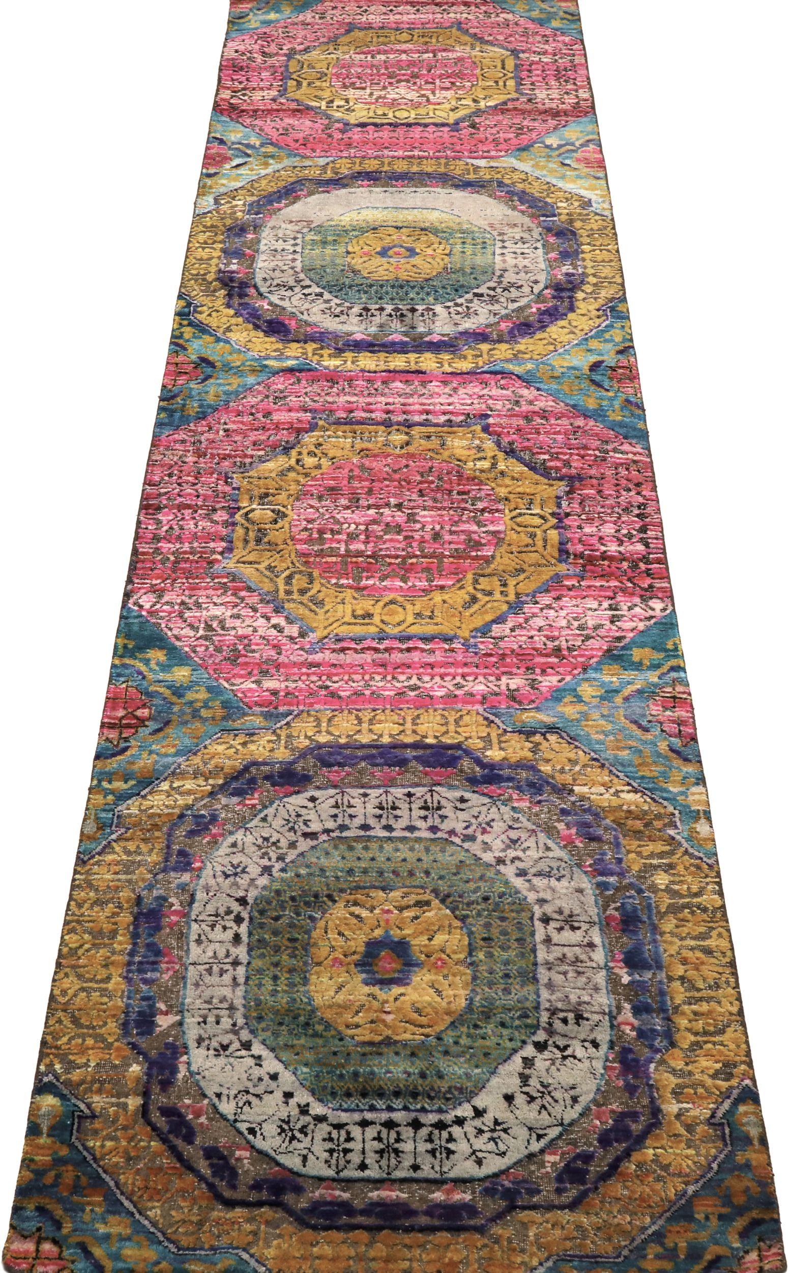 Descubre la elegancia de la alfombra India Mamluk Runner Rug de Circa 1990. Diseñado con Lana y AzulRosaPúrpuraAmarillo, este diseño exclusivo es perfecto para realzar tu espacio.