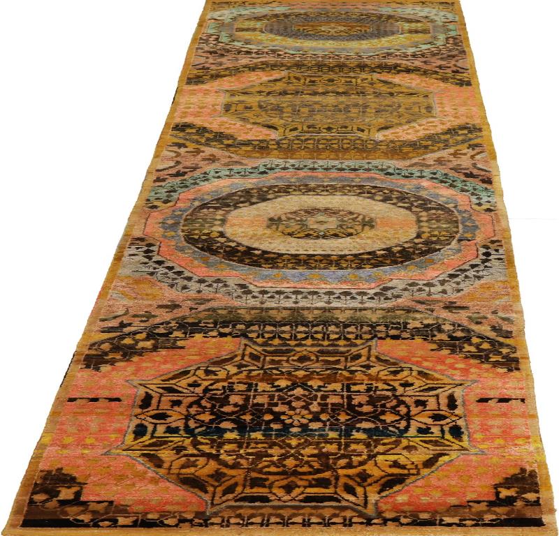 Entdecken Sie die Eleganz der indischen Mamluken mit dem Läufer von CIRCA 1990. Dieses exklusive Design aus Wolle und BlauPinkGelb ist perfekt, um Ihren Raum zu verschönern.