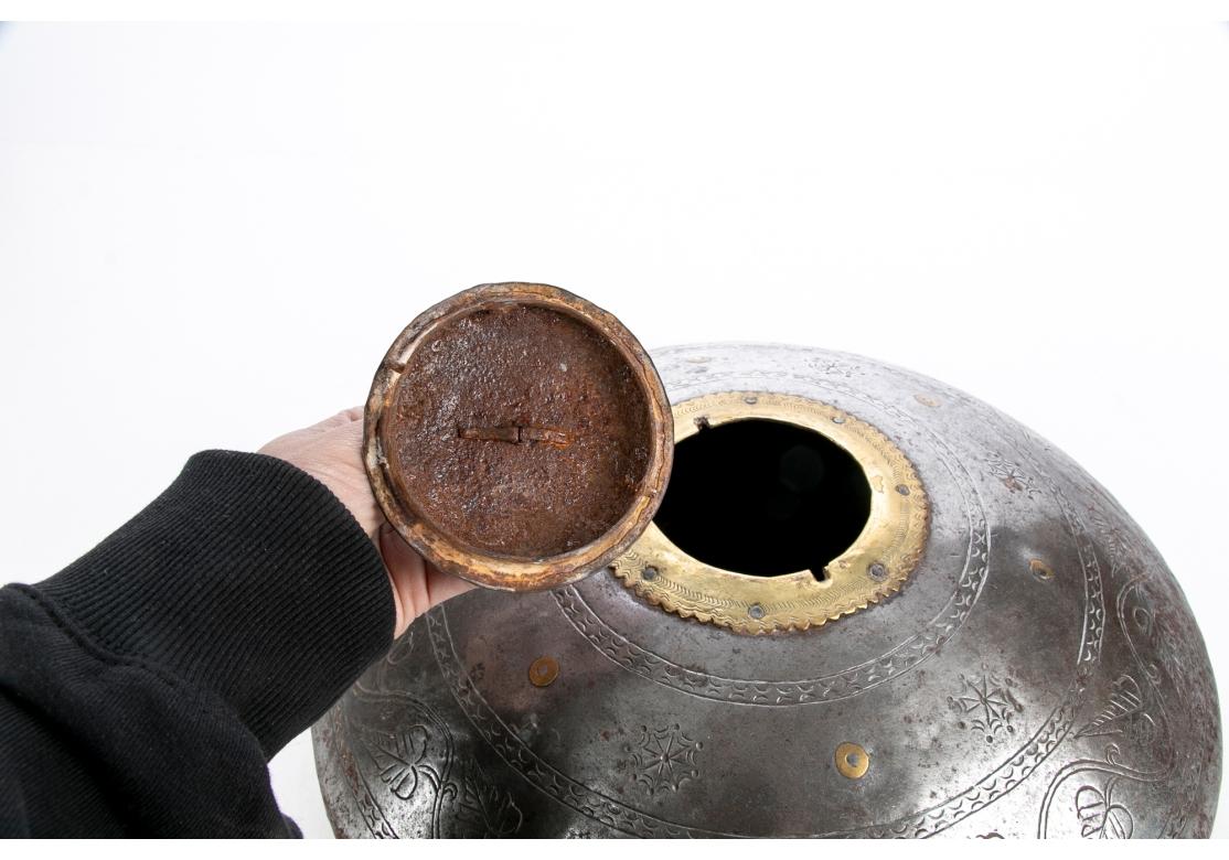 India Metal Flat Lidded Opium Carrier État moyen - En vente à Bridgeport, CT